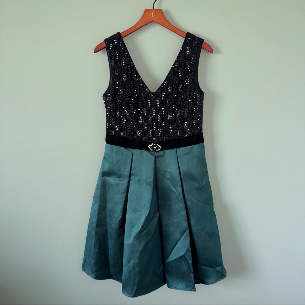 Ignite Evenings Black Sequin with Emerald Skirt Sleeveless Formal Short Dress 8 - Picture 2 of 10